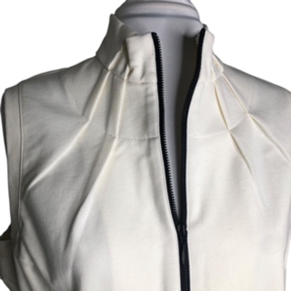 NWT Weekends by Chico's Full Front Zip Side Seam Pockets Ecru Vest Size 2 - Picture 3 of 8